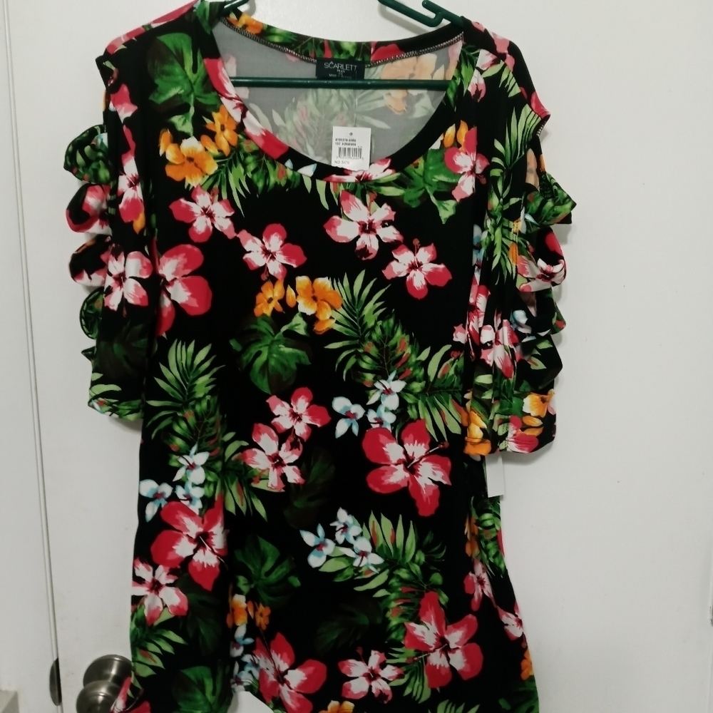Scarlett floral 1/2 sleeve Pull lover Shirt. Peek a boo arms